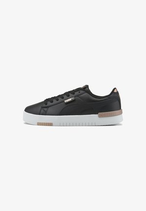Czarne niskie buty sportowe Puma z białą podeszwą, czarnymi sznurówkami i brązowymi akcentami na podeszwie i zawieszce na pięcie, widoczne logo z boku.