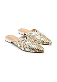 Mule intrecciati senza chiusura con dettagli metallici in argento, oro e bronzo. Punta appuntita e tacco piatto con soletta color camoscio. Superficie strutturata.