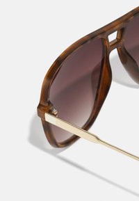 Pier One UNISEX - Solglasögon - brown