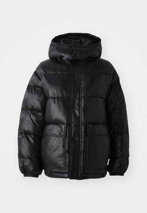 Černá péřová bunda s kapucí, s lesklým povrchem, elastickými manžetami, předním zapínáním na knoflíky a dvěma velkými náprsními kapsami.
