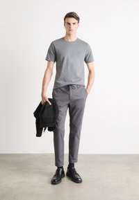 BOSS TALES - Paprasti marškinėliai - dark grey