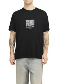 Camiseta de algodón negra con un gráfico blanco de edificios y el texto "PARK SLOPE". Mangas cortas, corte relajado y escote redondo.