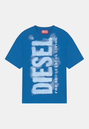 T-shirt bleu à manches courtes avec un grand logo Diesel blanc et le slogan « For Successful Living » imprimé verticalement à l’avant.