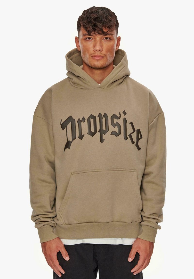 Hoodie in Hellbraun, mit einer Vorderseite Tasche und großem schwarzen Text "Dropsize." Weiches Material mit gerippten Bündchen und Saum.