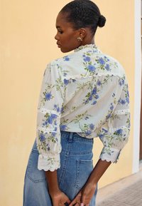 Love & Roses V NECK RIC RAC  - Bluza s gumbima - ivory white floral