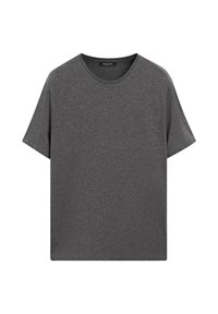 Szary krótki t-shirt z miękkiej bawełny. Posiada okrągły dekolt i luźny krój. Gładka faktura bez widocznych wzorów ani zdobień.