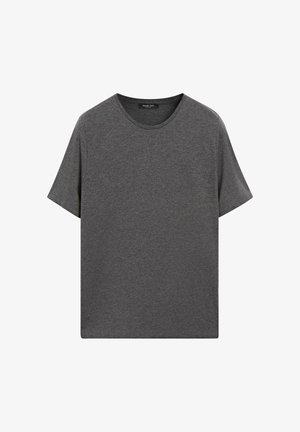 Šedé tričko s krátkým rukávem z měkké bavlny. Má kulatý výstřih a volnější střih. Hladká textura bez viditelných vzorů nebo ozdob.