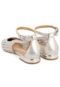 Sandali in argento intrecciati con retro chiuso, cinturino alla caviglia con fibbia e una finitura argentata sul sole. Morbida fodera interna beige.