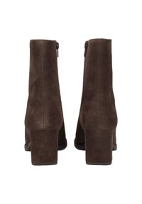 Braune Wildlederschnürstiefel mit quadratischer Zehenpartie, seitlichen Reißverschlüssen und 7,5 cm hohen Blockabsätzen. Glatte Textur mit minimalistischem Design.
