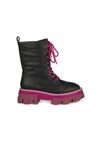 Botines de cuero negro con cordones rosas, con una suela gruesa rosa con brillo y parte superior texturizada. Punta redondeada y lengüeta en la parte superior.