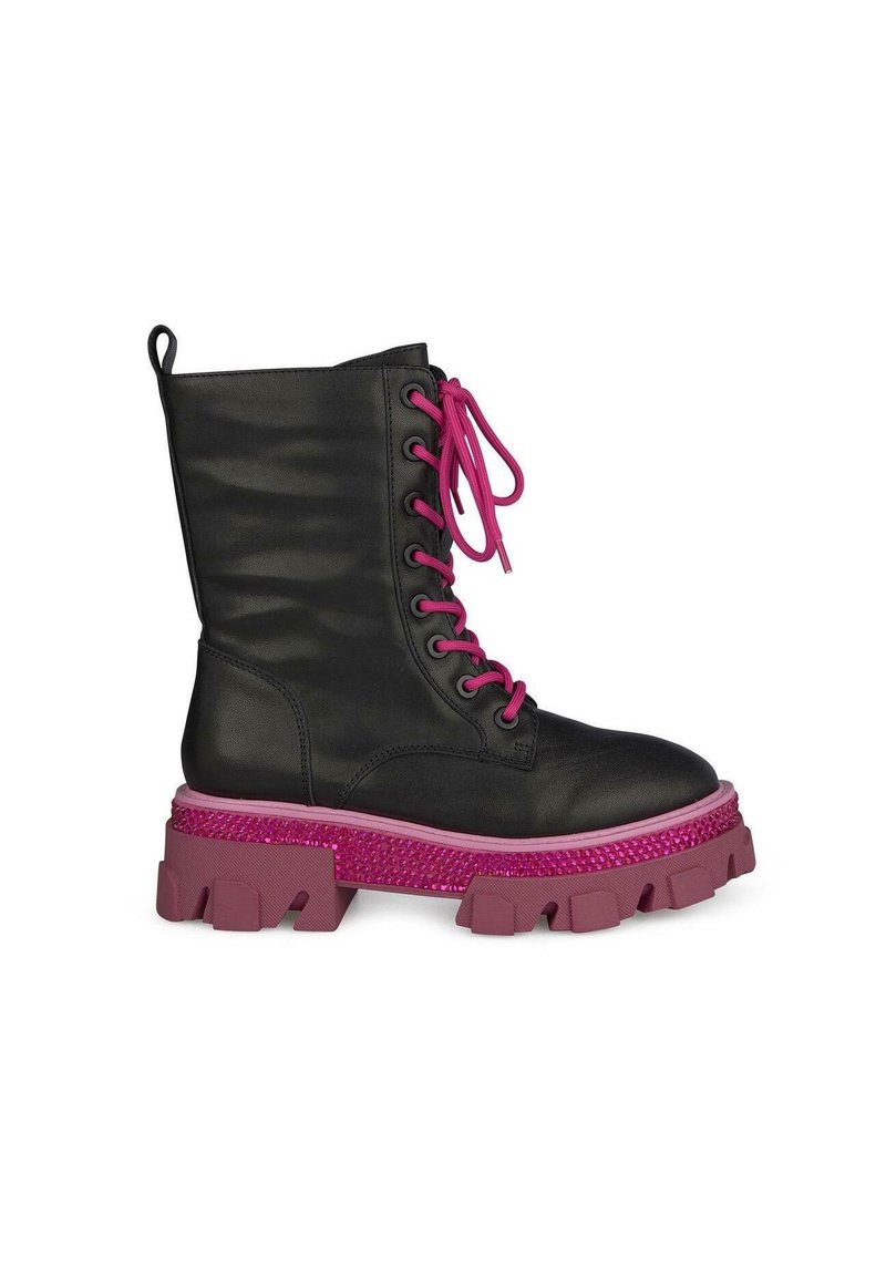 Botines de cuero negro con cordones rosas, con una suela gruesa rosa con brillo y parte superior texturizada. Punta redondeada y lengüeta en la parte superior.