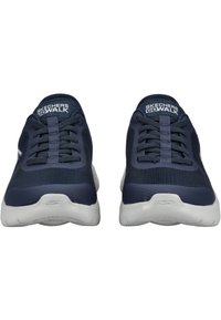 Zapatos Skechers Go Walk en azul marino con parte superior de malla, diseño con cordones, entresuela blanca y suela de goma suave para mayor amortiguación.