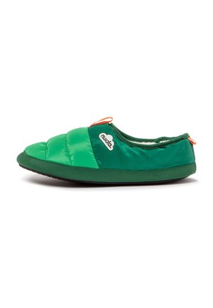 Zapatilla verde acolchada sin cordones con suela verde oscura y pequeñas pestañas naranjas en el talón y la lengüeta.