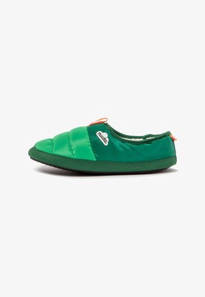 Zapatilla verde acolchada sin cordones con suela verde oscura y pequeñas pestañas naranjas en el talón y la lengüeta.