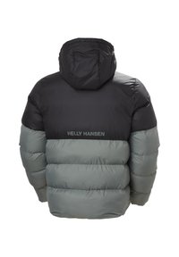 Pufferjack in zwart en grijs, met een capuchon, gewatteerde textuur en het "HELLE HANSEN" logo op de achterkant.