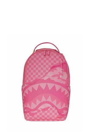 Zaino rosa con motivo a scacchi e design di squalo, caratterizzato da una texture liscia e chiusura a doppia zip. Decorato con una maniglia superiore.