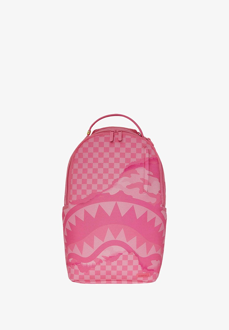Zaino rosa con motivo a scacchi e design di squalo, caratterizzato da una texture liscia e chiusura a doppia zip. Decorato con una maniglia superiore.