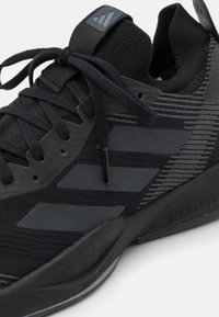 Czarne buty sportowe z teksturowanym wierzchem, z szarymi akcentami, wyściełanym kołnierzem i cienkimi sznurówkami. Posiadają elastyczną podeszwę dla lepszego wsparcia.