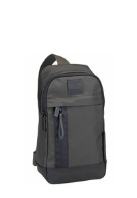 Grauer Rucksack aus strapazierfähigem Stoff mit strukturierter Oberfläche, ausgestattet mit einer vorderen Reißverschlusstasche und einem oberen Griff für einfaches Tragen.