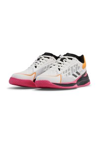 Scarpe da ginnastica bianche con accenti neri, arancioni e rosa. Presentano una tomaia testurizzata con un motivo geometrico e una suola in gomma rosa.