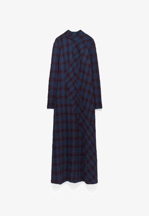 Abito lungo a quadri in bordeaux scuro e blu, con design avvolgente, scollatura alta e maniche lunghe, realizzato in un tessuto texturizzato.