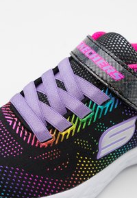 Skechers Performance GO RUN 600 SHIMMER SPEEDER UNISEX - Sapatos para corrida em estrada - black/multicolor