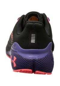 Czarne buty sportowe z purpurowymi i różowymi akcentami. Posiadają siateczkową cholewkę, wyściełany kołnierz i charakterystyczną teksturowaną podeszwę. Widoczne logo HOVR.