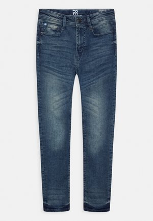 Ciemnoniebieskie jeansy slim-fit z wyblakłymi detalami, pięcioma kieszeniami, zapięciem na guzik i szlufkami na pasek, ułożone na płasko na białym tle.