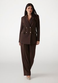 Guess TAILLIERTER ZWEIREIHIGER  - Cappotto corto - dunkelbraun