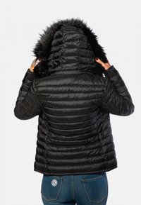 Doudoune noire avec capuche, ornée d'une fourrure synthétique, au design matelassé et à la silhouette ajustée, mettant en avant une texture lisse et brillante.