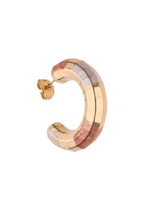 Zlaté kruhové náušnice s texturovaným hexagonálním designem. Jsou doplněny růžovými a bílými akcenty; zajištěny pomocí kolíčku a motýlkové spony.