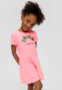 Rosa Baumwollkleid mit gestuftem Rock, kurzen Ärmeln und einem grünen Palmbaum-Motiv mit dem Text "Happiness comes with tropical vibes."