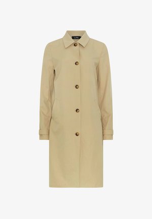 Trench-coat beige longueur genoux avec cinq boutons marron, manches longues, poches latérales et col classique pointu.
