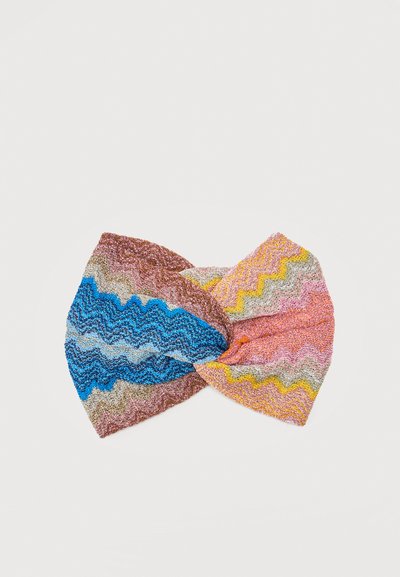 Πλεκτή στριφτή υφασμάτινη κορδέλα μαλλιών με ζιγκ-ζαγκ σχέδια σε μπλε, ροζ, κίτρινο, καφέ και εκρού χρώματα σε λευκό φόντο.