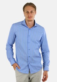Blauwe gestreepte lange mouwen shirt met knoopsluiting, gladde stof en contrasterende lichter gekleurde strepen. Licht afgeronde zoom en manchetten.