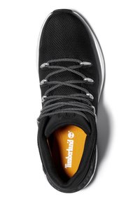 Czarne tekstylne sneakersy z siateczkową cholewką, szarymi sznurowadłami i pomarańczową wkładką. Posiadają gumową podeszwę oraz logo Timberland na języku.