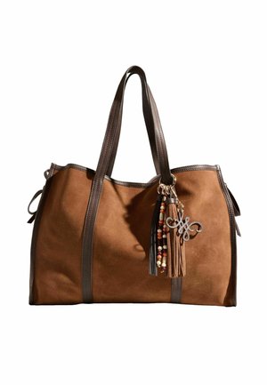 Sac cabas en daim marron avec anses et finitions en cuir marron foncé, décoré de porte-clés perlés et à pompons avec un charme argenté.