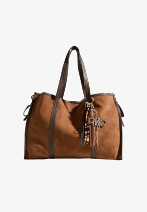 Bruine suède tote tas met donkerbruine leren handvatten en biezen, versierd met kralen en kwast sleutelhangers met een zilveren bedel.