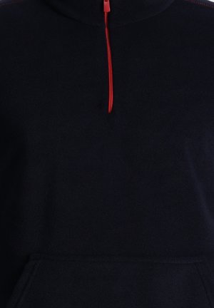 Dunkelblauer Fleece-Pullover mit hohem Kragen, ausgestattet mit einem Viertel-Reißverschluss und einem leuchtend roten Reißverschluss. Enthält eine vordere Kängurutasche.