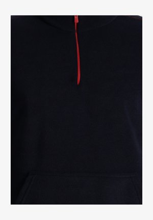 Dunkelblauer Fleece-Pullover mit hohem Kragen, ausgestattet mit einem Viertel-Reißverschluss und einem leuchtend roten Reißverschluss. Enthält eine vordere Kängurutasche.