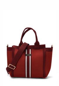 Bolso tote de tela roja con doble asa y una correa removible. Presenta rayas blancas y una pequeña etiqueta con el logotipo en la parte frontal. Superficie texturizada.