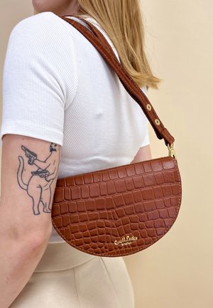 Gusti Leder, CAROLINE - Skuldertasker - braun struktur