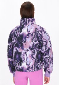 Puffjakke med et lilla og sort marmorering mønster, høj krave og ribbede manchetter. Med en glat, blank stoftekstur.