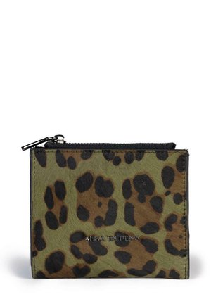 Cartera de estampado de leopardo en material de pelo en verde y marrón, con una cremallera negra y el logo de 'ALMA EN PENA' grabado en la parte frontal.
