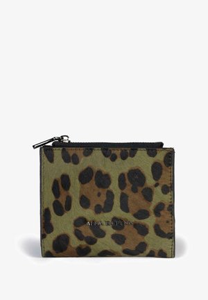 Cartera de estampado de leopardo en material de pelo en verde y marrón, con una cremallera negra y el logo de 'ALMA EN PENA' grabado en la parte frontal.