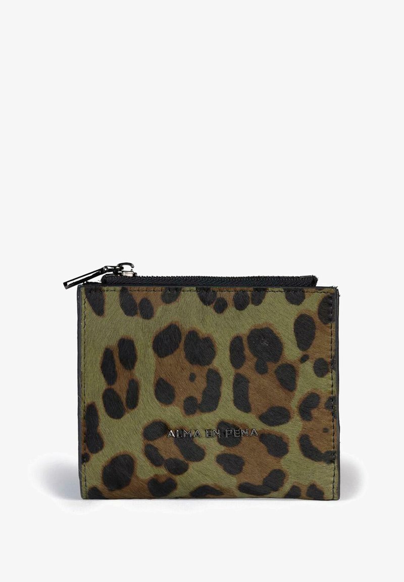 Leopardskin portemonnee in groene en bruine haar-on-hide materiaal, met een zwarte rits en het 'ALMA EN PENA' logo op de voorkant geperst.