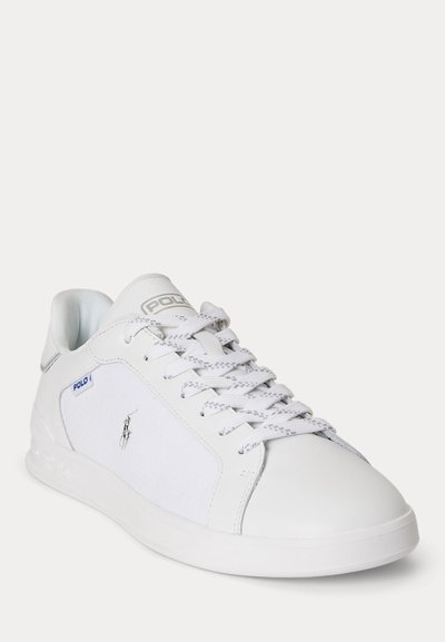 Λευκό αθλητικό παπούτσι Polo με δέσιμο με κορδόνια, υφασμάτινο πάνελ και κεντημένο λογότυπο παίκτη πόλο στο πλάι.