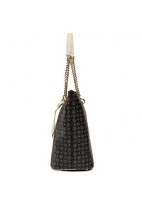 Borsa in tessuto nero con motivo a logo dorato, manico in pelle tan e tracolla a catena. Presenta una chiusura con cordoncino e una base strutturata.