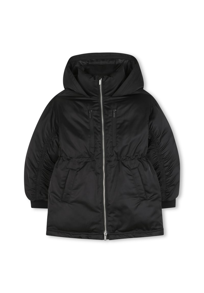 Veste bouffante noire avec capuche, dotée d'une fermeture éclair, de deux poches avant et de poignets élastiques. Tissu en nylon lisse et brillant, taille cintrée.