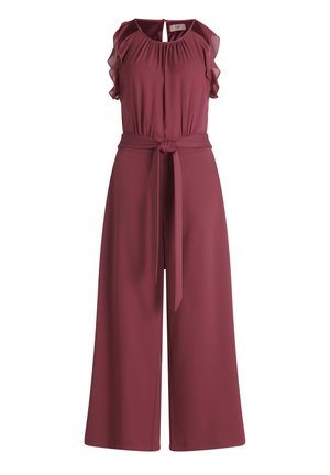 Bordowy kombinezon z falbanami na rękawach, wycięciem na plecach i wiązanym paskiem w talii, wykonany z gładkiego, lekkiego materiału; szerokie nogawki.